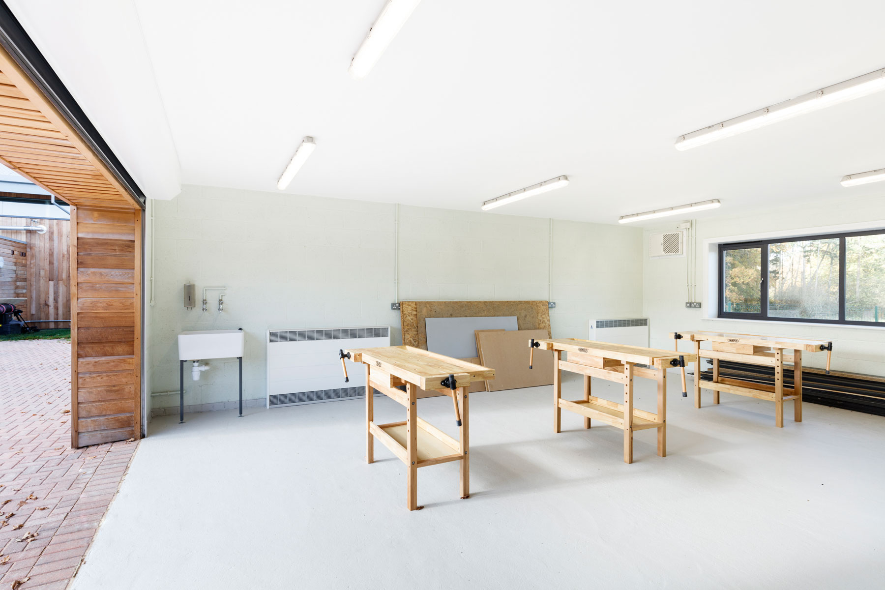 New Barn School : New timber-clad teaching facility comprising specialist rooms for art and technology